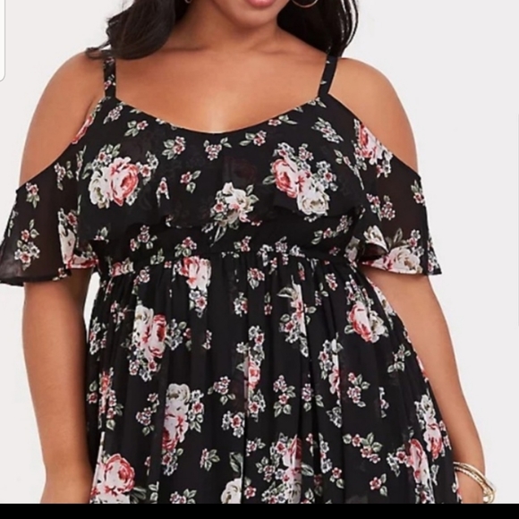 BLACK FLORAL COLD SHOULDER CHIFFON MAXI DRESS. - Picture 3 of 6